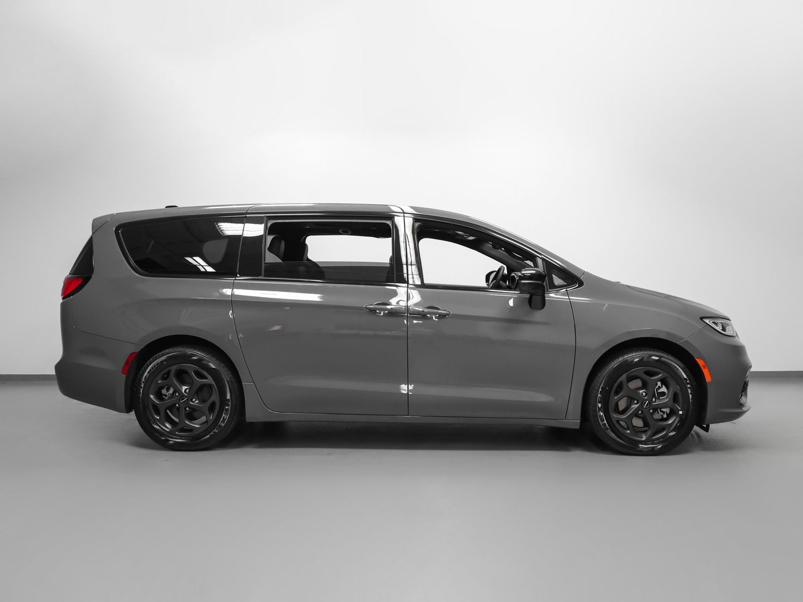 2023 Chrysler Pacifica Hybrid Limited S Appearance