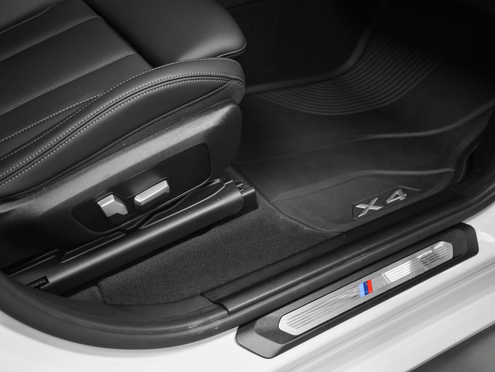 2023 BMW X4 xDrive30i