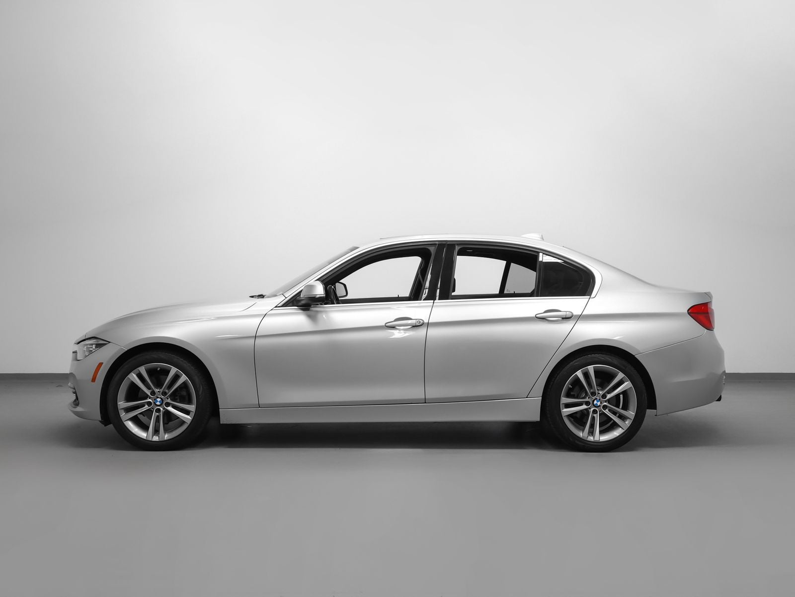Used 2018 BMW 3 Series 330i with VIN WBA8D9G53JNU72269 for sale in Maplewood, MO