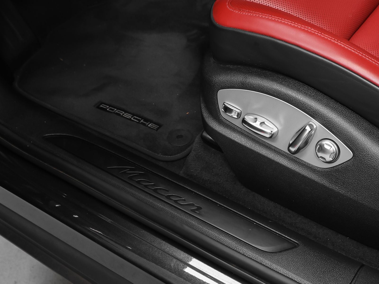 2023 Porsche Macan Base