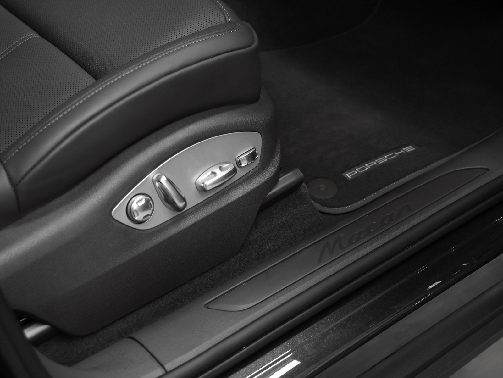 2025 Porsche Macan Base