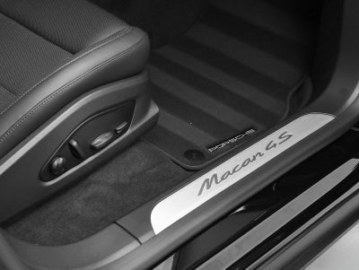 2025 Porsche Macan 4S Electric