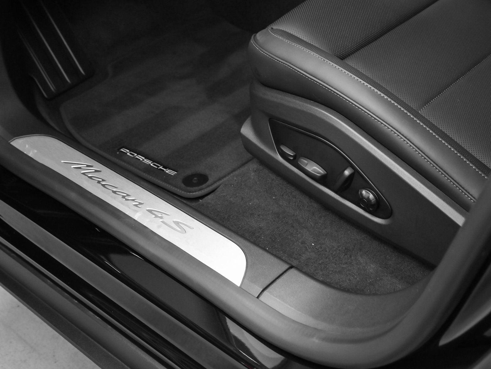 2025 Porsche Macan 4S Electric