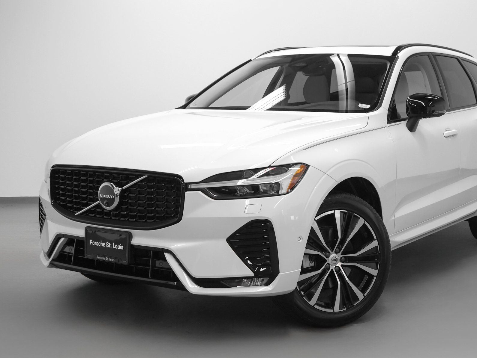 2025 Volvo XC60 B5 Plus